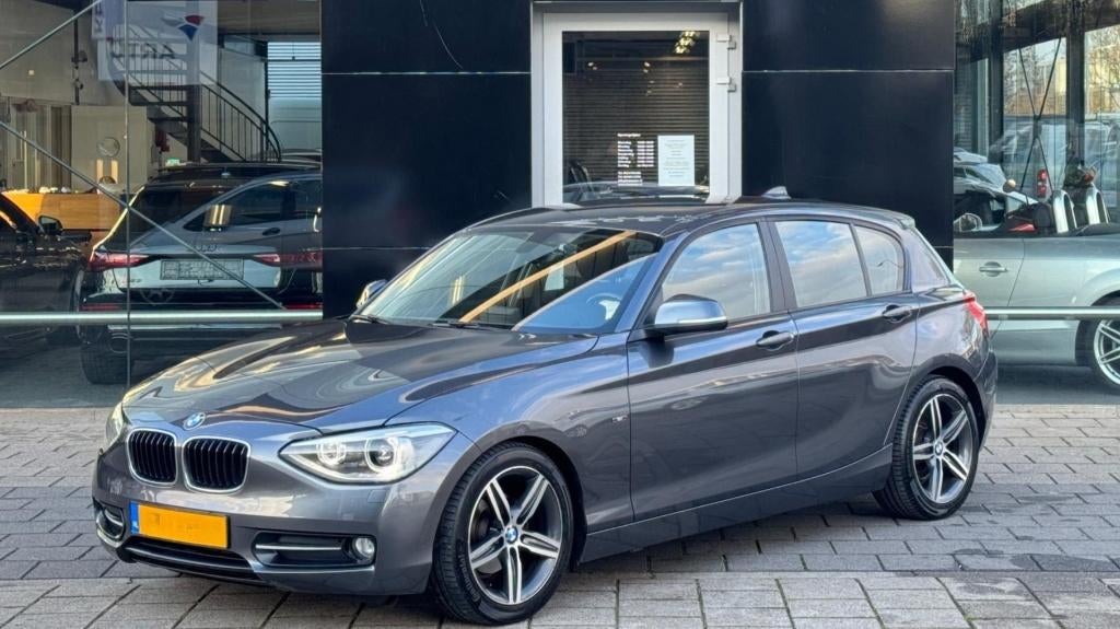 BMW 116i Sport Line | Xenon | Navi | Trekhaak | Stage 1, Auto's, BMW, 1-Serie, Euro 5, Stof, Zwart