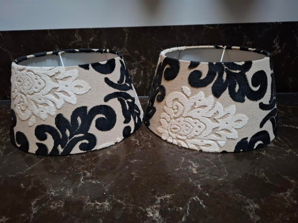 tk:2 zgan.luxe LAMPEKAPPEN beige/zwart/witte velours motief., Huis en Inrichting, Lampen | Lampenkappen, Luxe barok., 25 tot 50 cm