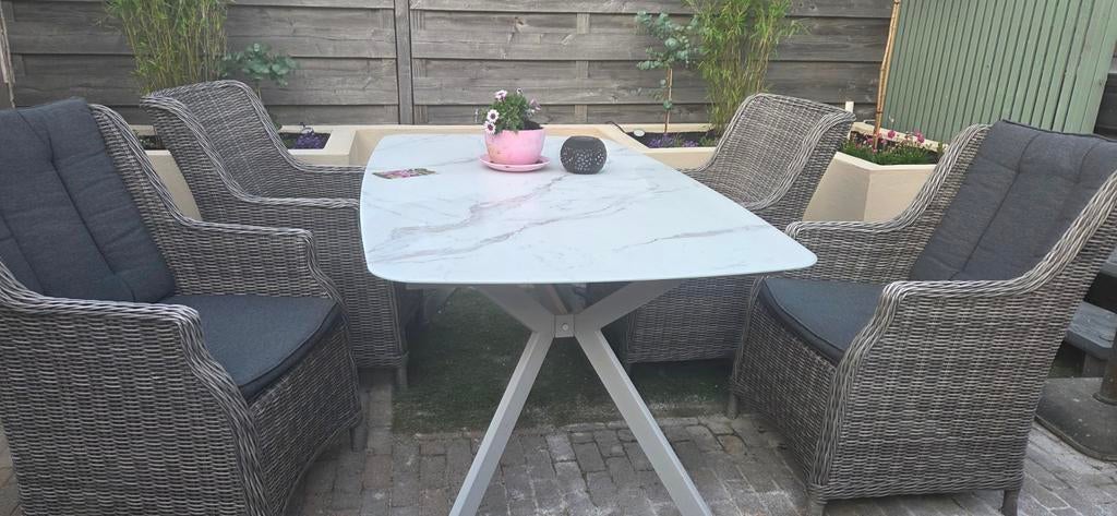 Intratuin Tuinset: 4 Wicker Stoelen en Marmerlook Tafel, Ophalen, 4 zitplaatsen, Gebruikt, Wicker