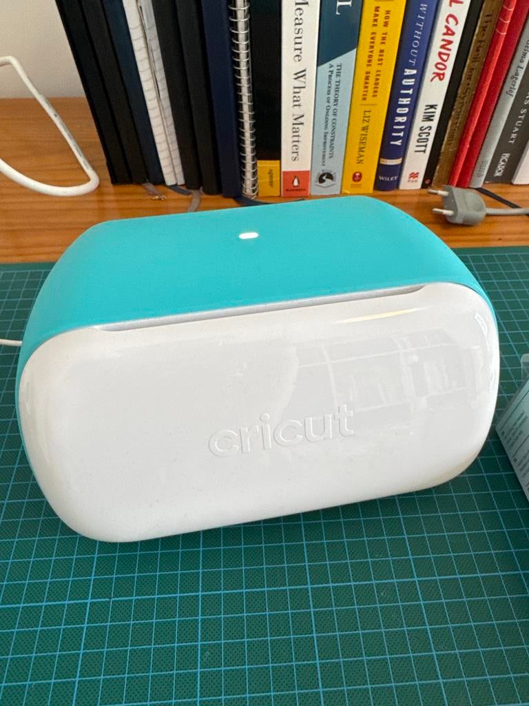 Cricut Joy 4dee met inserts, tape en vinyl, Meerkleurig, Ophalen of Verzenden, Zo goed als nieuw, Kunststof