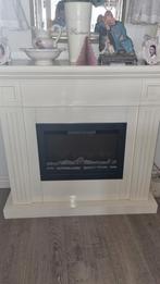 Landelijke sfeervolle schouw met elektrische haard, Ophalen