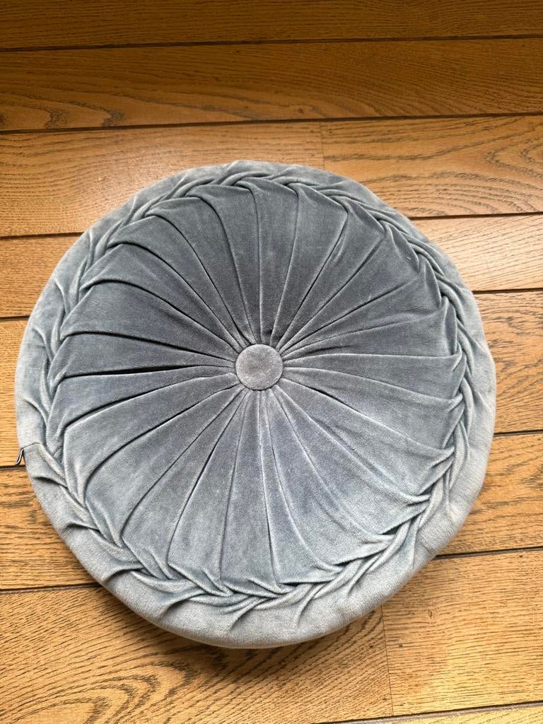 Stoer en sober grijs kussen van Linen & More, Ophalen of Verzenden, Zo goed als nieuw, Grijs, Rond