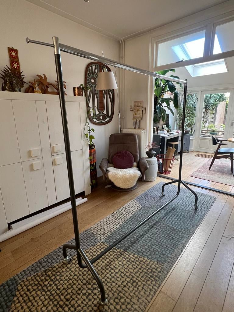 Uniek groot industrieel demontabel vintage kledingrek, Ophalen, Met wielen, Gebruikt