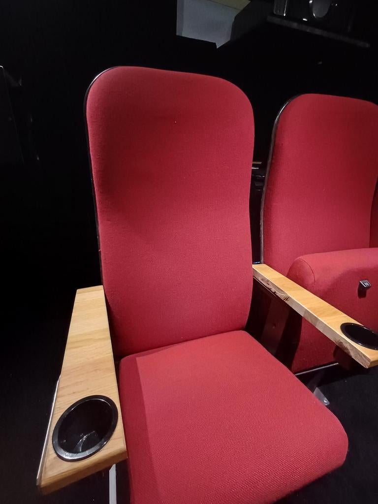 4 Bioscoopstoel met bekerhouder van eikenhout, Ophalen