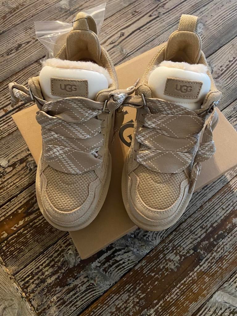 UGG lowmel nieuw in doos!, Ophalen, Beige, Nieuw, Sneakers of Gympen