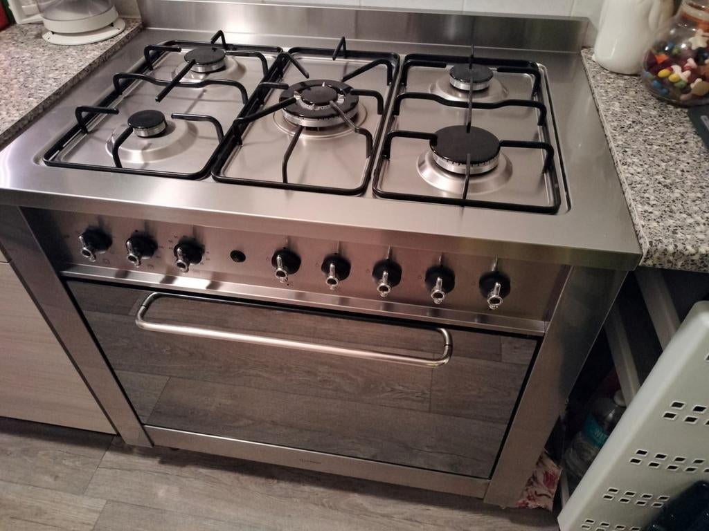 Zeer Mooi Gasfornuis 5 Pits met Wokbrander van Indesite., Witgoed en Apparatuur, Ophalen, 60 cm of meer, Grill, Zo goed als nieuw