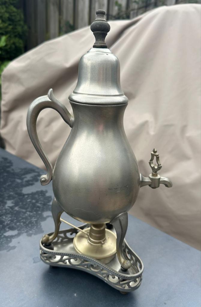 Antieke tinnen kraantjeskan op sierlijke standaard, Ophalen