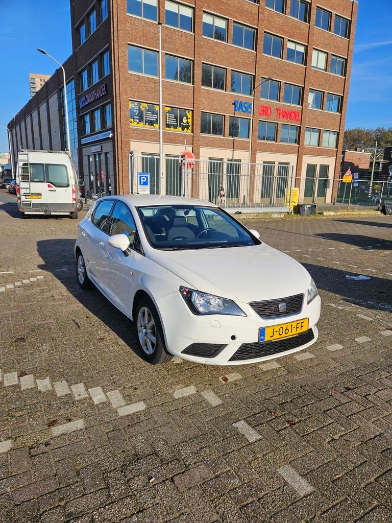 Seat Ibiza 1.2 51KW 2013 Wit met carplay +4 banden extra, Voorwielaandrijving, 31 €/maand, 1198 cc, Handgeschakeld