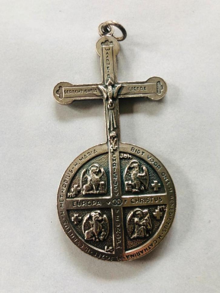 Zilverkleurig Kruisbeeld met Europa-thema, Antiek en Kunst, Antiek | Religie, Ophalen of Verzenden