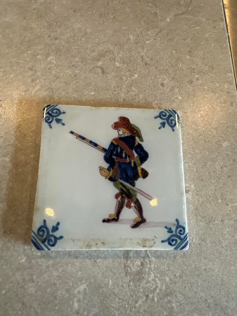 Antieke Delfts Blauwe Tegel met Musketier, Ophalen of Verzenden