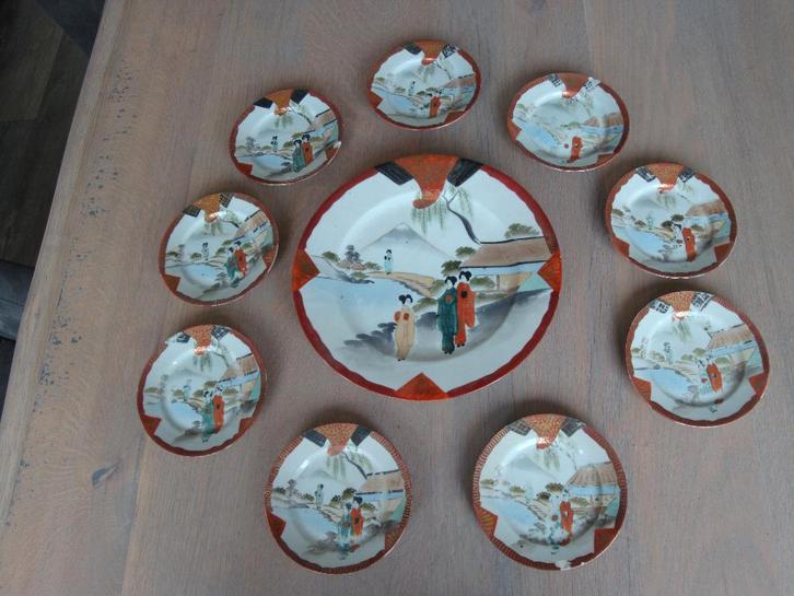 Porseleinen Japans bord met 9 kleine bordjes., Antiek en Kunst, Antiek | Wandborden en Tegels, Ophalen of Verzenden