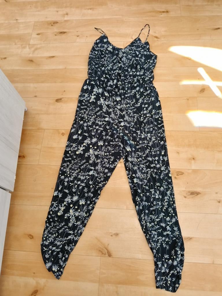 H&M Jumpsuit met bloemenprint - Zo goed als nieuw, Kleding | Dames, Jumpsuits, Maat 38/40 (M), H&M, Zwart, Ophalen of Verzenden