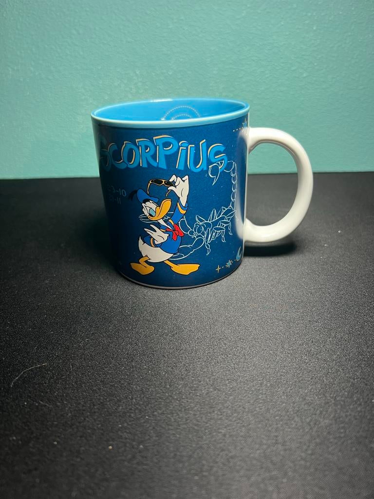 Disney Donald Duck Mok - Sterrenbeeld Schorpioen, Verzamelen, Disney, Ophalen of Verzenden, Donald Duck, Zo goed als nieuw, Servies