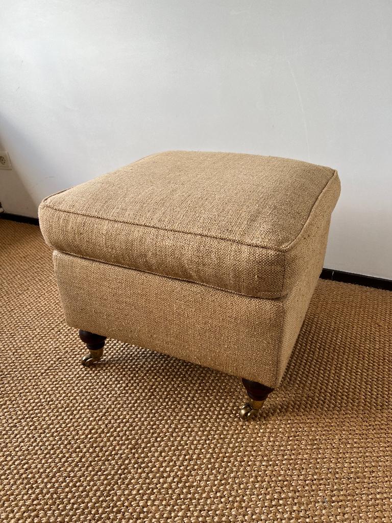 Hocker, zandkleurig / creme, Huis en Inrichting, Banken | Voetenbanken en Poefen, Ophalen, Gebruikt, Stof, 50 tot 75 cm