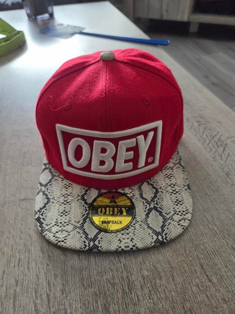 Obey pet rood met slangenprint klep, Ophalen of Verzenden