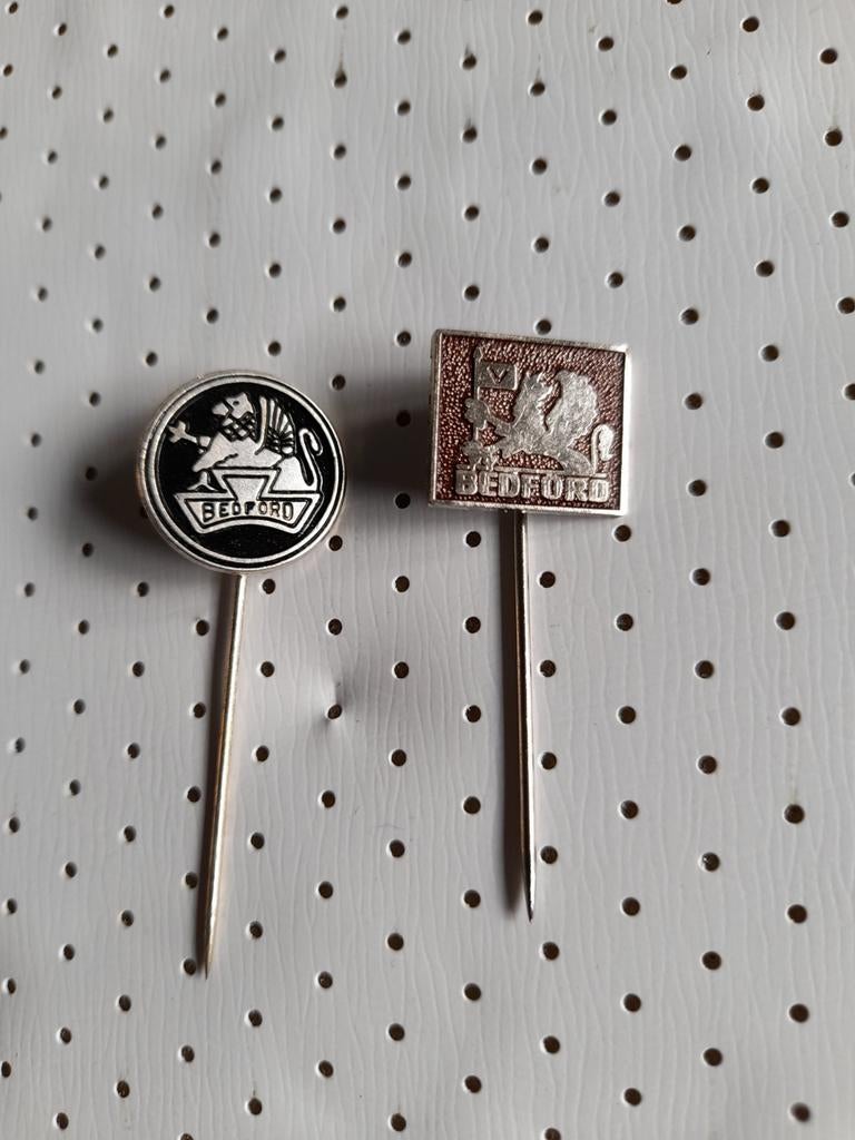 Bedford, Ophalen of Verzenden, Gebruikt, Merk, Speldje of Pin
