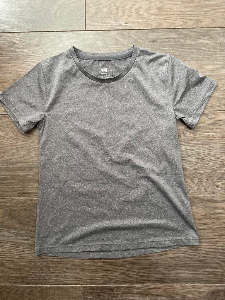 Grijs sportshirt mt 122/128, Kinderen en Baby's, Kinderkleding | Maat 122, Ophalen of Verzenden, Zo goed als nieuw, Jongen, Sport- of Zwemkleding