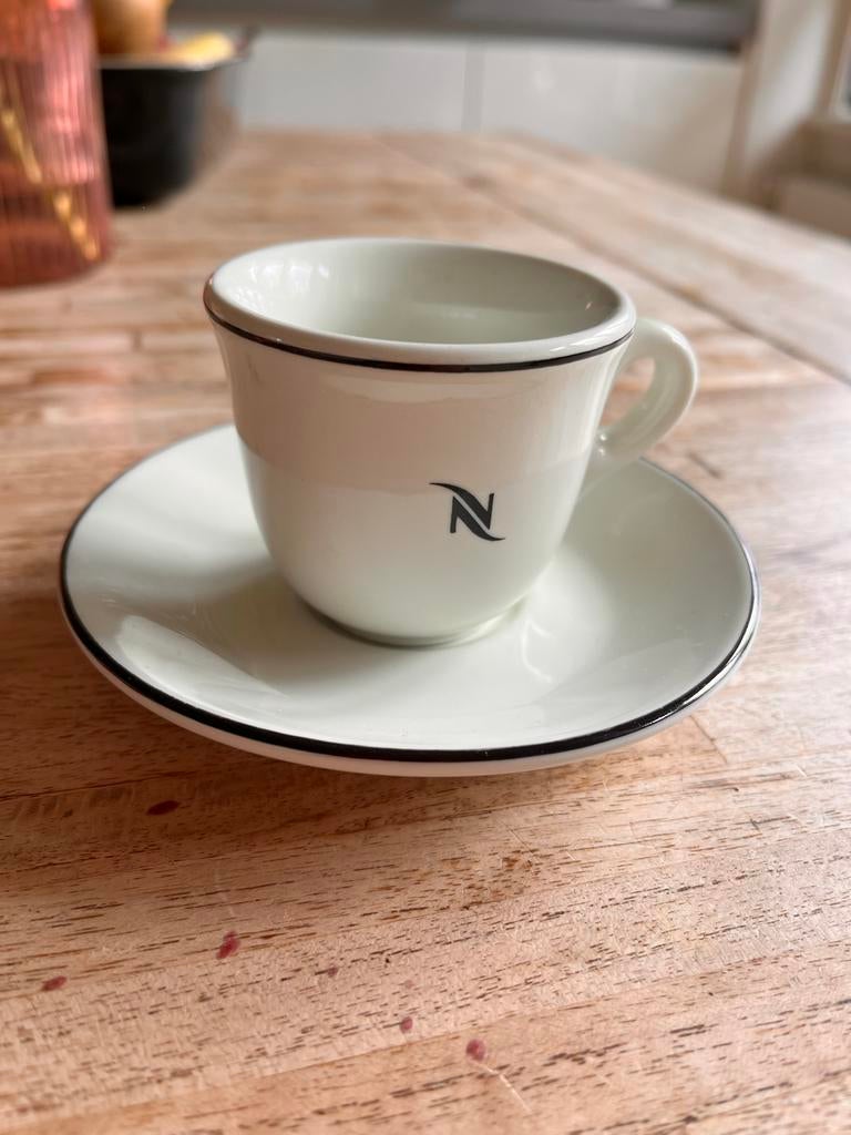 Twee Nespresso kopjes met schotel, 5,5cm hoog, Ophalen, Gebruikt, Effen, Kop(pen) en/of Schotel(s)