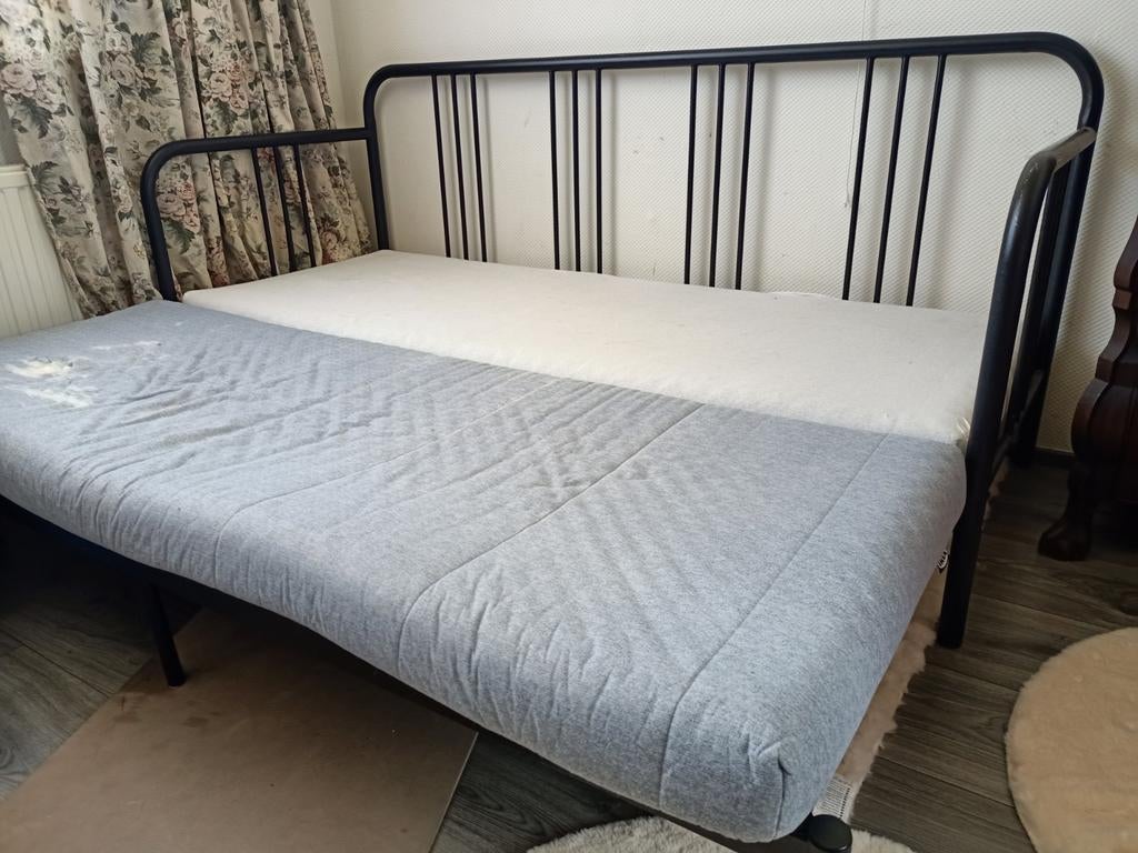 IKEA Fyresdal bedbank / uitschuifbed met 2 matrassen, Ophalen, Gebruikt, Zwart, Tweepersoons