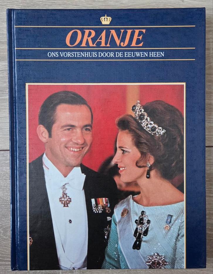 Oranje: Collega's zonder kroon, Verzamelen, Koninklijk Huis en Royalty, Zo goed als nieuw, Tijdschrift of Boek, Buitenland, Ophalen of Verzenden
