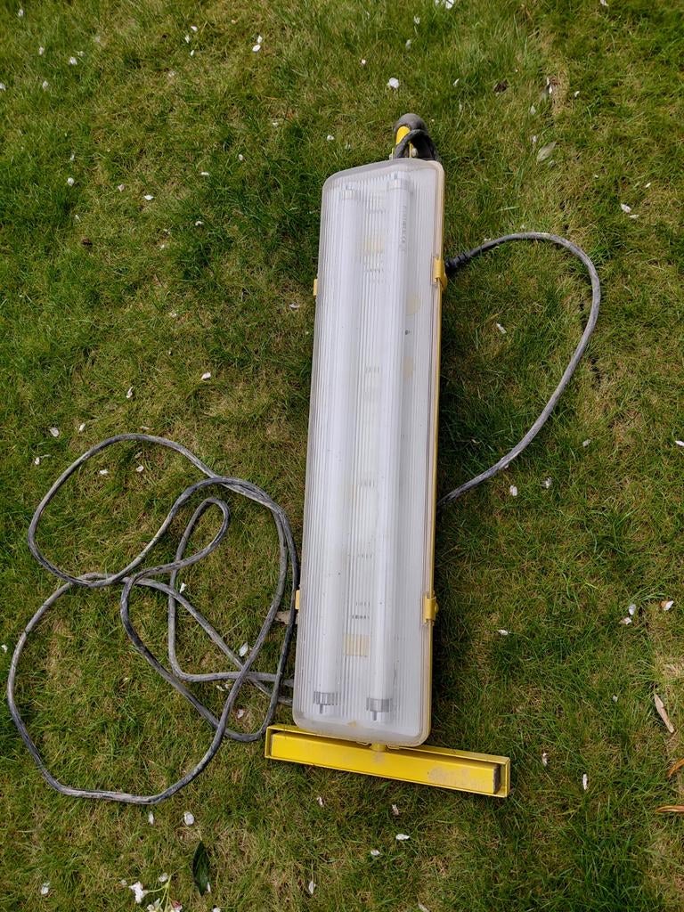 Robuuste bouwlamp met dubbele TL-buis en stopcontacten, Ophalen, Gebruikt, Met statief, Lamp met armatuur