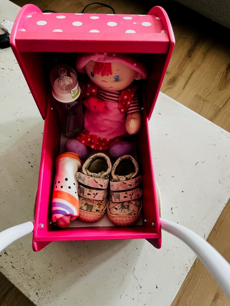 Cadeaupakket: Houten Poppenwagen incl. Pop & Schoentjes, Ophalen of Verzenden, Zo goed als nieuw, Babypop