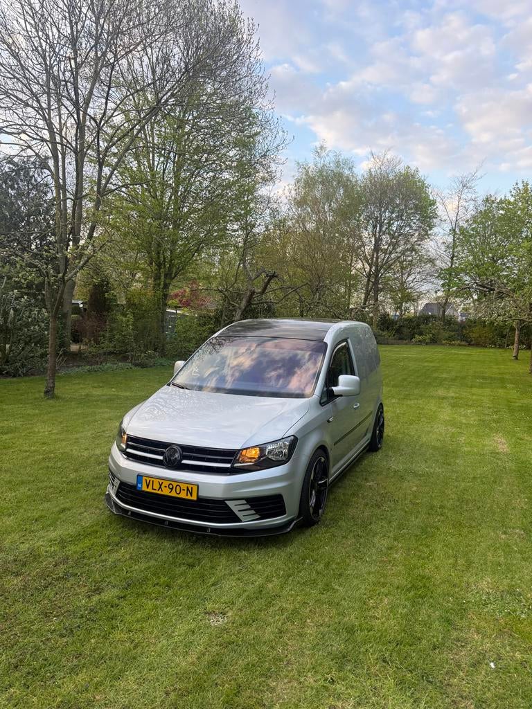 VW Caddy 1.2TSI BENZINE SPORTIEVE UITVOERING, Voorwielaandrijving, 145 pk, Zwart, 4 cilinders