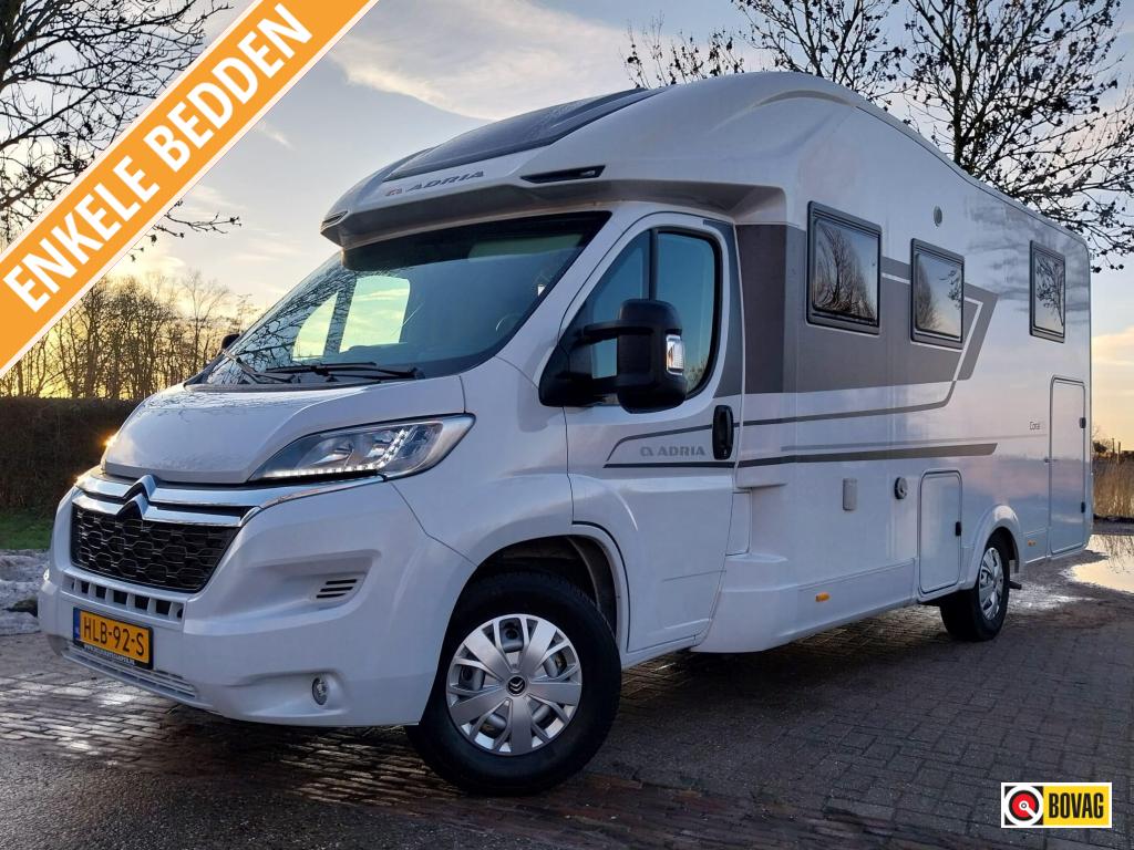 Luxe Adria Coral 650 DL met dubbele airco en tv !!!, Caravans en Kamperen, Niet ingevuld, Ringverwarming, Treinzit, Bedrijf