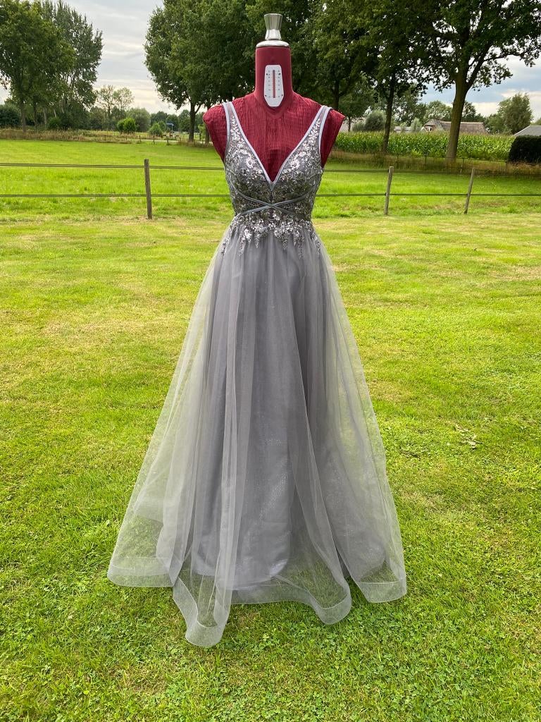 gala jurk grijs met Crystals maat 32, Kleding | Dames, Gelegenheidskleding, Galajurk, Ophalen of Verzenden, Zo goed als nieuw