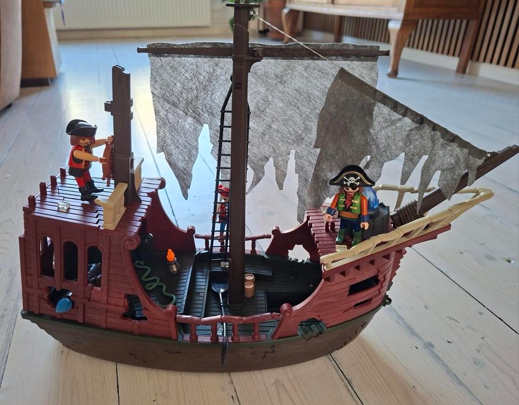Playmobil piratenschip met diverse attributen, Ophalen of Verzenden, Gebruikt