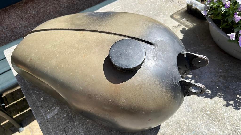 Tank klassieke Engelse motor, Ophalen