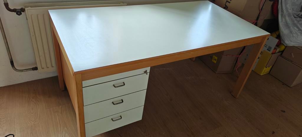 Degelijk houten bureau, Huis en Inrichting, Bureaus, Ophalen, Gebruikt, Hout, Computerbureau