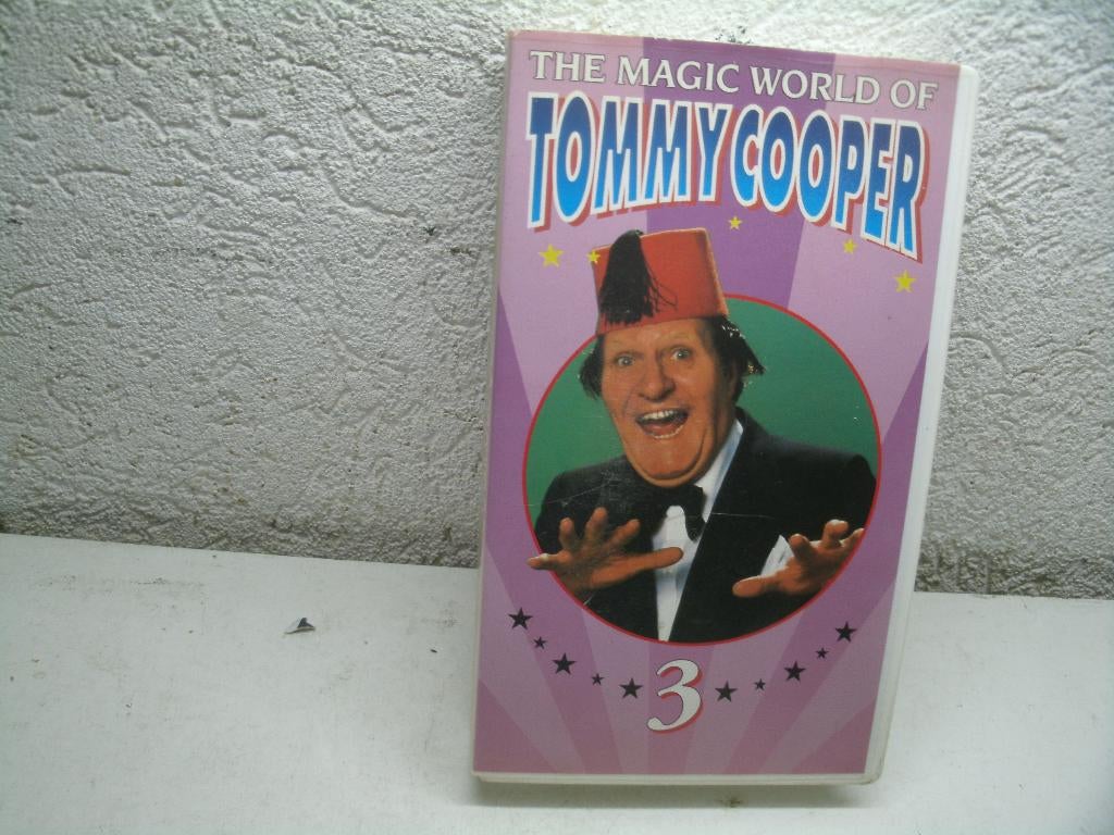 vhs 201b tommy cooper 3 the magic world, Cd's en Dvd's, VHS | Film, Alle leeftijden, Ophalen of Verzenden, Gebruikt, Komedie