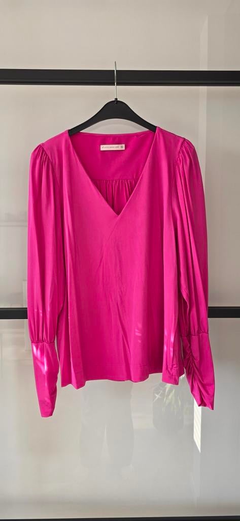Studio Anneloes fuchsia blouse met geklopte mouwen en v-hals, Ophalen of Verzenden, Zo goed als nieuw, Maat 46/48 (XL) of groter