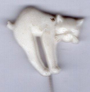Kat / poes met hoge rug wit plastic speldje ( N_054 ), Verzamelen, Speldjes, Pins en Buttons, Zo goed als nieuw, Speldje of Pin