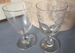 2 x 19e eeuwse wijn glazen 1 met strikjes gegraveerd, Ophalen of Verzenden