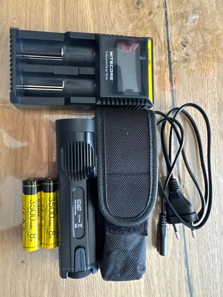 Nitecore EC4GT zaklamp met accessoires en batterijen, Caravans en Kamperen, Zaklampen, Ophalen of Verzenden, Gebruikt, Batterij