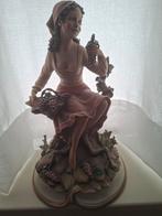 Prachtig beeldje van vrouw met druiven, Ophalen of Verzenden