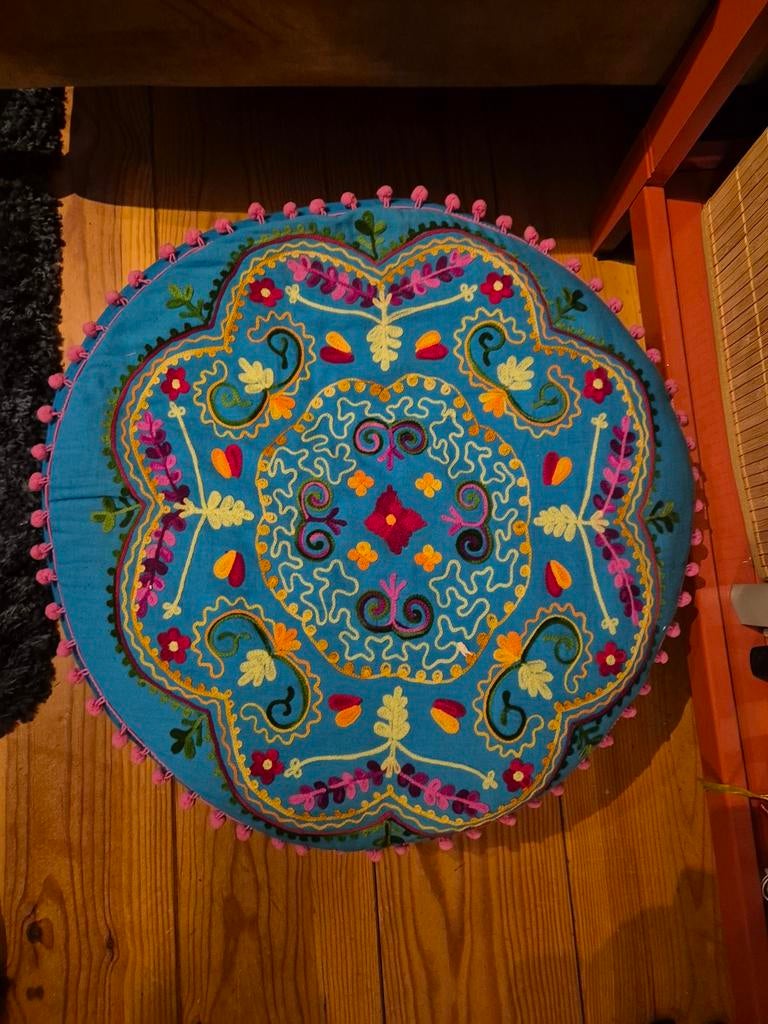 Blauwe poef met borduursel en pompons, Ophalen of Verzenden