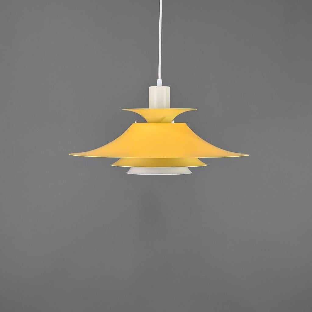 Vintage retro hanglamp in geel - Frandsen Belysning, Huis en Inrichting, Lampen | Hanglampen, Mid century modern, Ophalen of Verzenden