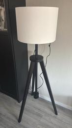 Ikea staande lamp met zwarte voet en witte kap, Ophalen, Gebruikt, Hout, 100 tot 150 cm