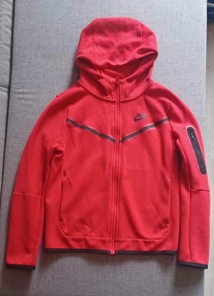Nike Sportswear Tech Fleece Vest Kids Rood Zwart met rits, Jongen of Meisje, Trui of Vest, Ophalen of Verzenden, Zo goed als nieuw