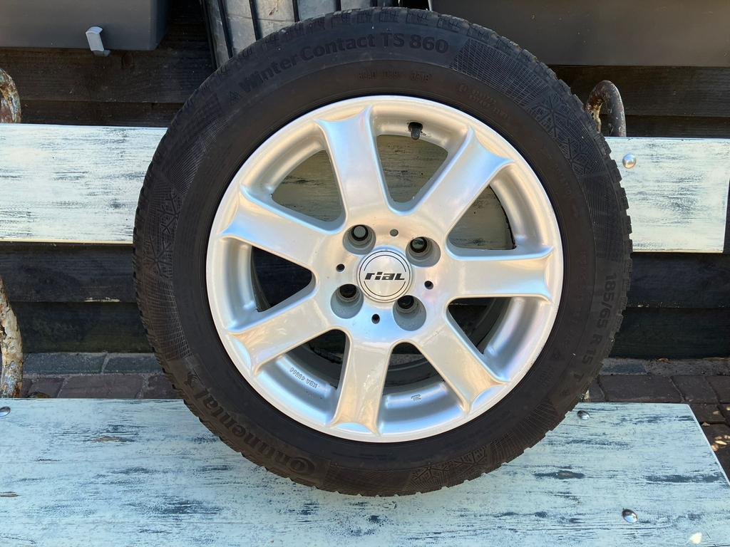 Winterbanden 185/65 15 op velg peugot 207, Ophalen, Gebruikt, 15 inch, Banden en Velgen
