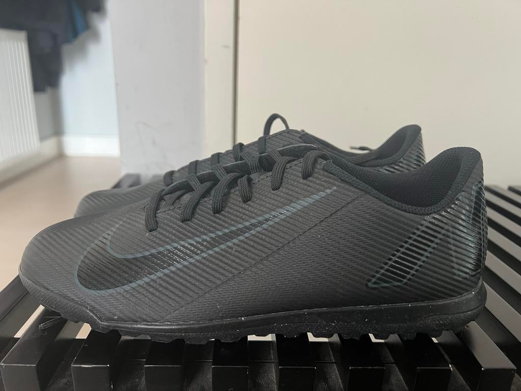 Zwarte Nike voetbalschoenen kunstgras - slechts 1x gedragen, Sport en Fitness, Voetbal, Maat XS of kleiner, Ophalen, Zo goed als nieuw