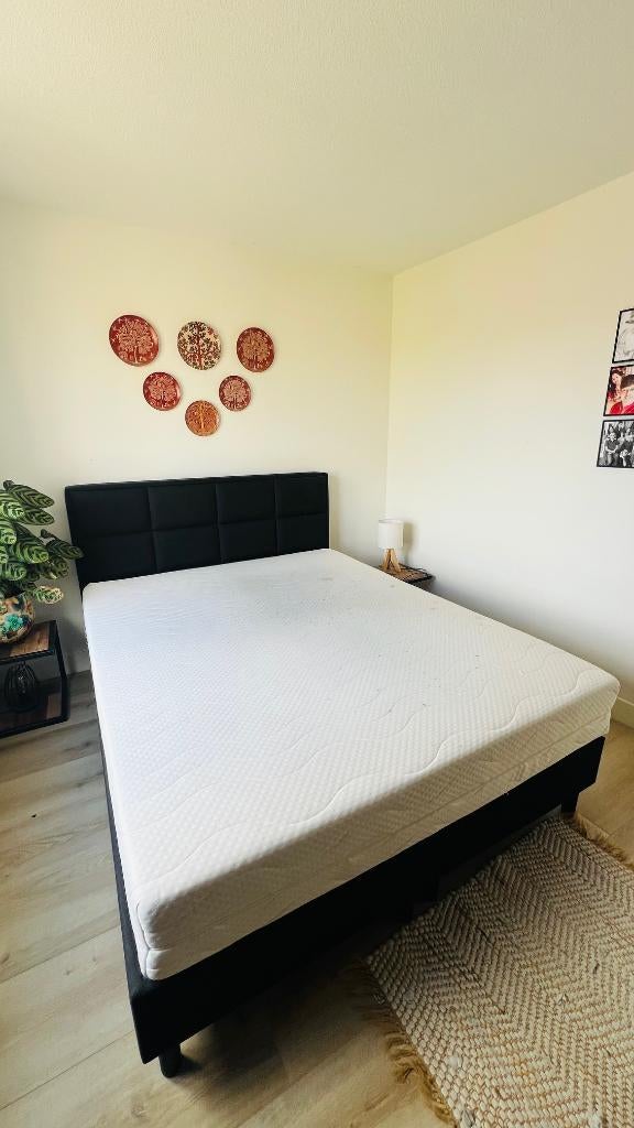 Bed with head rest and mattress, Huis en Inrichting, Slaapkamer | Bedden, Ophalen, Overige materialen, Gebruikt, Zwart