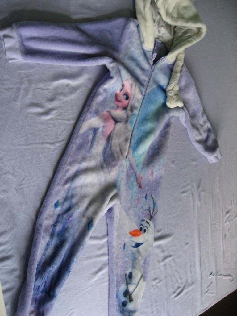 maat 110 onesie frozen, Ophalen of Verzenden, Zo goed als nieuw, Meisje, Nacht- of Onderkleding