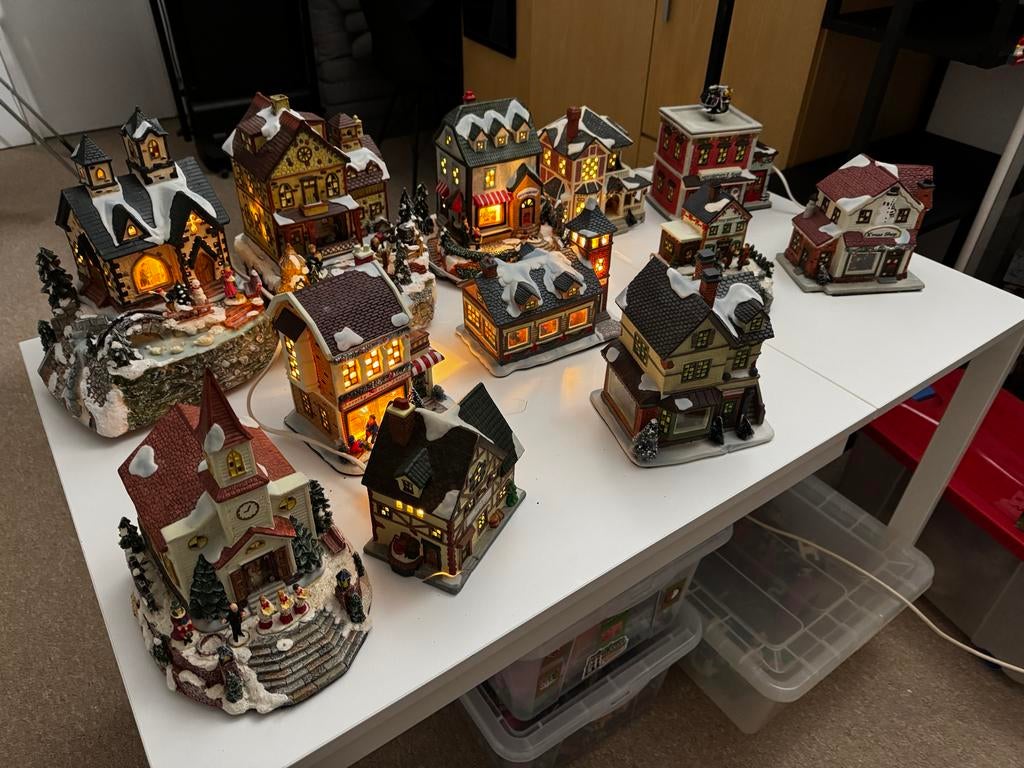 Zeer mooi en uitgebreid Kerstdorp te koop, Diversen, Kerst, Ophalen, Gebruikt