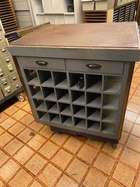 oude 4 zijdige houten kast/ vlaktafel uit drukkerij, Ophalen