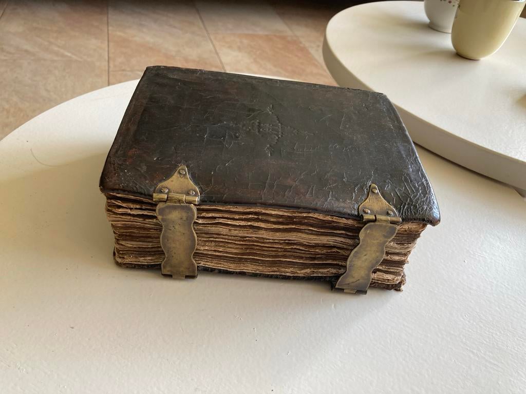 Boek over de katechismus met Metalen Sluitingen, Antiek en Kunst, Antiek | Boeken en Bijbels, Ophalen of Verzenden