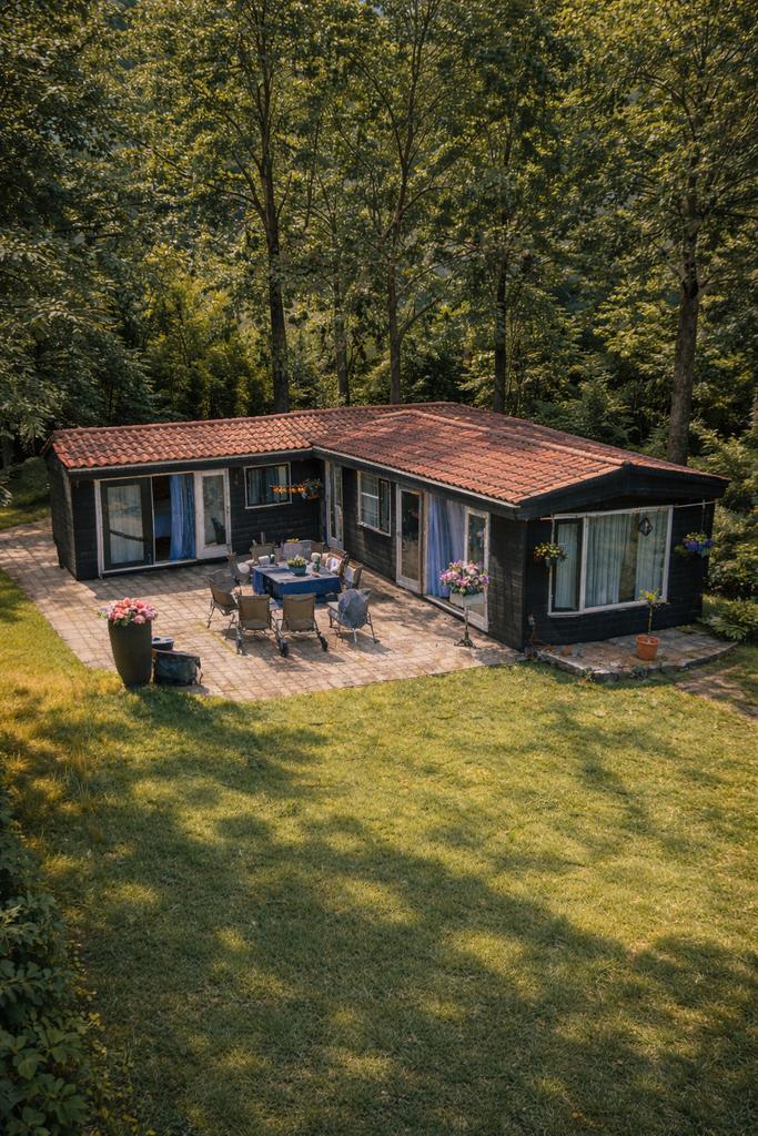 ️ TE KOOP: Sfeervol RED CEDAR HOEKCHALET op toplocatie! ️, Caravans en Kamperen, Stacaravans, tot en met 4, Ophalen of Verzenden